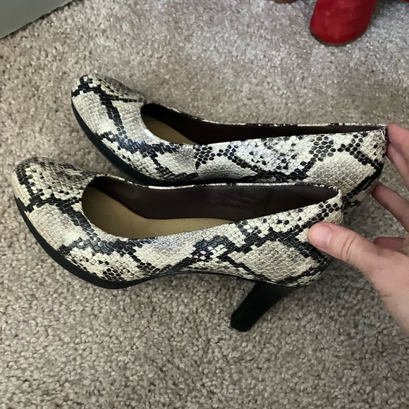 Clark’s snakeskin heels! - Picture 2 of 10